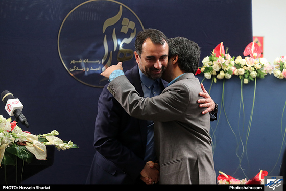 بازدید جمعی از مسئولان از روزنامه شهرآرا در روز خبرنگار / عکس: حسین شریعت / شهرآرا