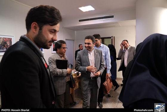 بازدید جمعی از مسئولان از روزنامه شهرآرا در روز خبرنگار / عکس: حسین شریعت / شهرآرا