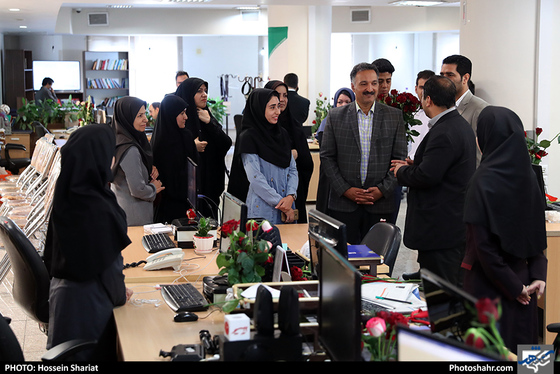 بازدید جمعی از مسئولان از روزنامه شهرآرا در روز خبرنگار / عکس: حسین شریعت / شهرآرا