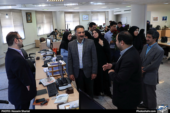 بازدید جمعی از مسئولان از روزنامه شهرآرا در روز خبرنگار / عکس: حسین شریعت / شهرآرا