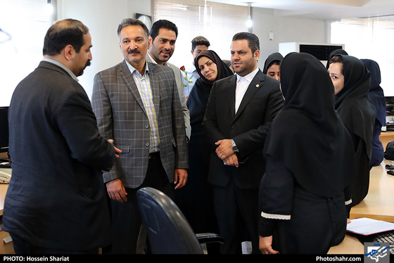 بازدید جمعی از مسئولان از روزنامه شهرآرا در روز خبرنگار / عکس: حسین شریعت / شهرآرا