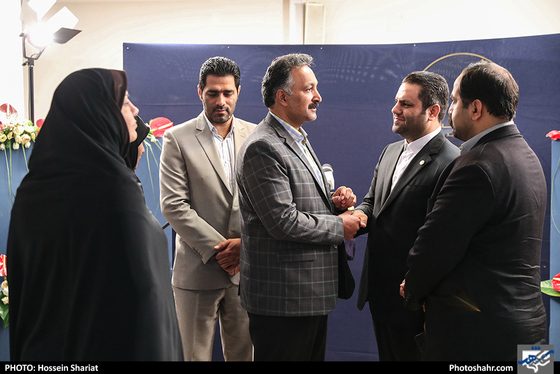 بازدید جمعی از مسئولان از روزنامه شهرآرا در روز خبرنگار / عکس: حسین شریعت / شهرآرا