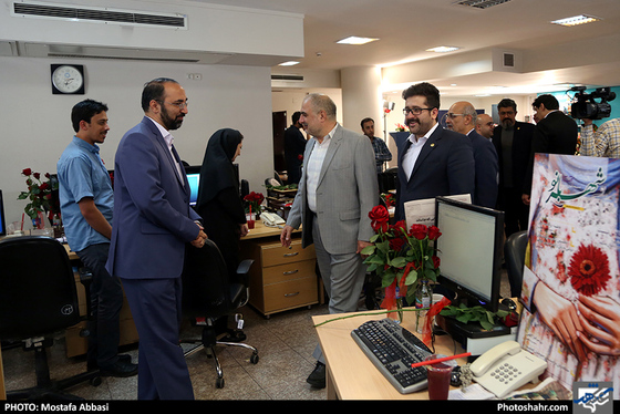بازدید جمعی از مسئولان از روزنامه شهرآرا در روز خبرنگار / عکس: مصطفی عباسی / شهرآرا