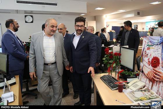 بازدید جمعی از مسئولان از روزنامه شهرآرا در روز خبرنگار / عکس: مصطفی عباسی / شهرآرا