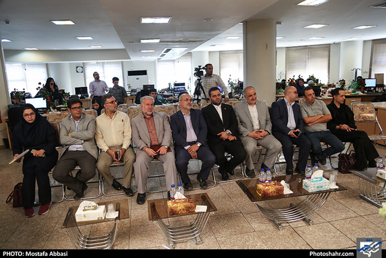 بازدید جمعی از مسئولان از روزنامه شهرآرا در روز خبرنگار / عکس: مصطفی عباسی / شهرآرا