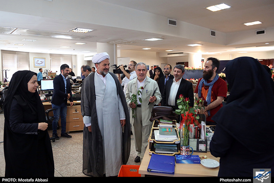 بازدید جمعی از مسئولان از روزنامه شهرآرا در روز خبرنگار / عکس: مصطفی عباسی / شهرآرا