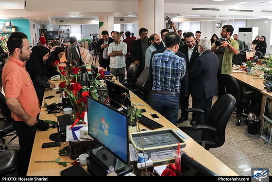 بازدید جمعی از مسئولان از روزنامه شهرآرا در روز خبرنگار / عکس: حسین شریعت / شهرآرا