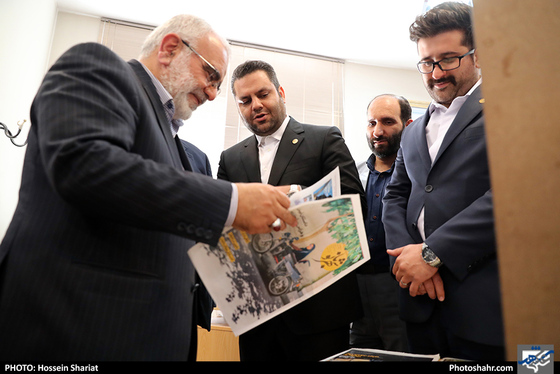 بازدید جمعی از مسئولان از روزنامه شهرآرا در روز خبرنگار / عکس: حسین شریعت / شهرآرا