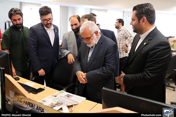 بازدید جمعی از مسئولان از روزنامه شهرآرا در روز خبرنگار / عکس: حسین شریعت / شهرآرا