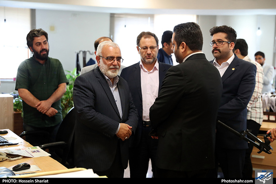 بازدید جمعی از مسئولان از روزنامه شهرآرا در روز خبرنگار / عکس: حسین شریعت / شهرآرا