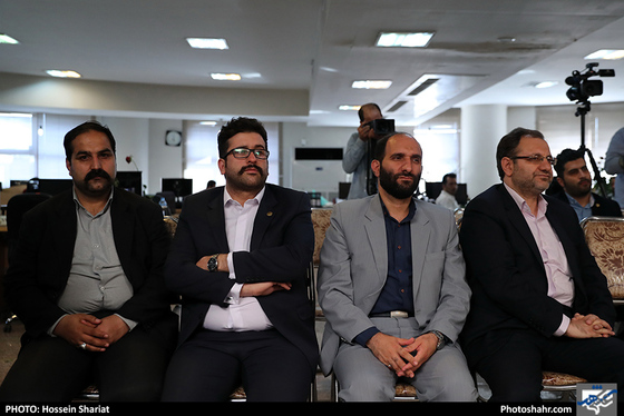 بازدید جمعی از مسئولان از روزنامه شهرآرا در روز خبرنگار / عکس: حسین شریعت / شهرآرا