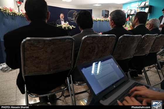 بازدید جمعی از مسئولان از روزنامه شهرآرا در روز خبرنگار / عکس: حسین شریعت / شهرآرا