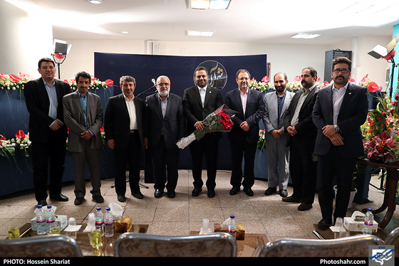 بازدید جمعی از مسئولان از روزنامه شهرآرا در روز خبرنگار / عکس: حسین شریعت / شهرآرا