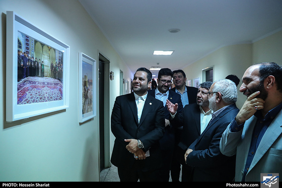 بازدید جمعی از مسئولان از روزنامه شهرآرا در روز خبرنگار / عکس: حسین شریعت / شهرآرا