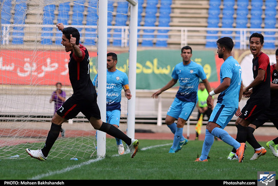 بازی تیم های سیاه جامگان و خونه به خونه از سری مسابقات دسته اول فوتبال کشور / عکس: محسن بخشنده / شهرآرا