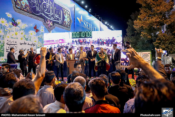 ثبت رکورد جهانی شکستن سنگ با دست  / عکس: محمدحسن صلواتی / شهرآرا