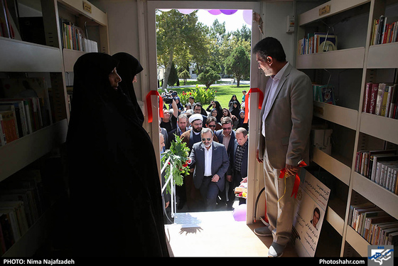 رونمایی از دومین کتابخانه سیار خیرساز مشهد / عکس: نیما نجف زاده / شهرآرا