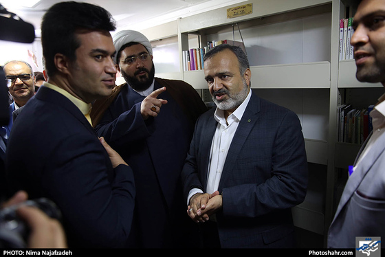 رونمایی از دومین کتابخانه سیار خیرساز مشهد / عکس: نیما نجف زاده / شهرآرا