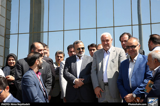 رونمایی از دومین کتابخانه سیار خیرساز مشهد / عکس: نیما نجف زاده / شهرآرا