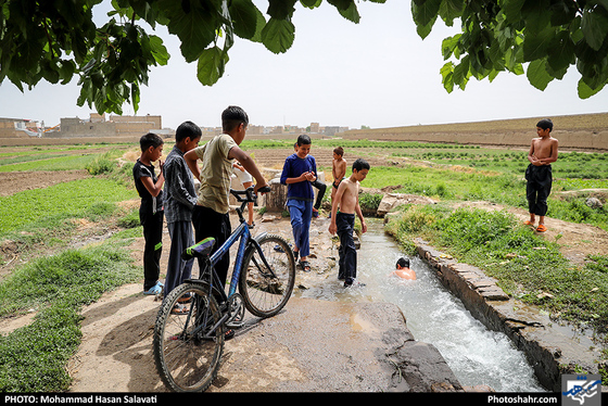 آب تنی کودکان در حاشیه شهر مشهد / عکس: محمدحسن صلواتی / شهرآرا