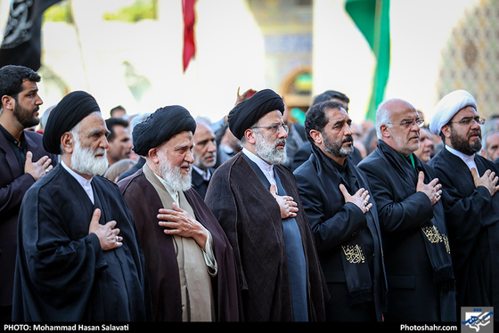 تعویض پرچم بارگاه رضوی همزمان با آغاز ماه محرم / عکس : محمد حسن صلواتی / شهرآرا