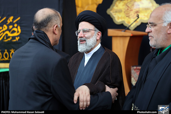 تعویض پرچم بارگاه رضوی همزمان با آغاز ماه محرم / عکس : محمد حسن صلواتی / شهرآرا