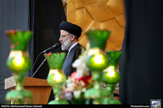 تعویض پرچم بارگاه رضوی همزمان با آغاز ماه محرم / عکس : محمد حسن صلواتی / شهرآرا