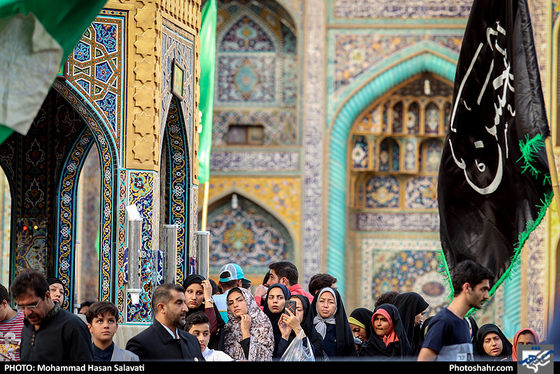 تعویض پرچم بارگاه رضوی همزمان با آغاز ماه محرم / عکس : محمد حسن صلواتی / شهرآرا