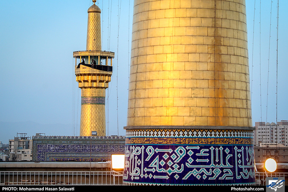 تعویض پرچم بارگاه رضوی همزمان با آغاز ماه محرم / عکس : محمد حسن صلواتی / شهرآرا