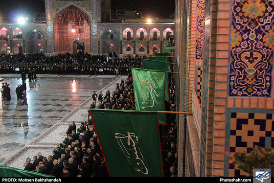 مراسم خطبه خوانی شب عاشورا در حرم مطهر رضوی / عکس: محسن بخشنده / شهرآرا