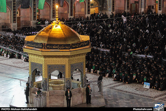 مراسم خطبه خوانی شب عاشورا در حرم مطهر رضوی / عکس: محسن بخشنده / شهرآرا
