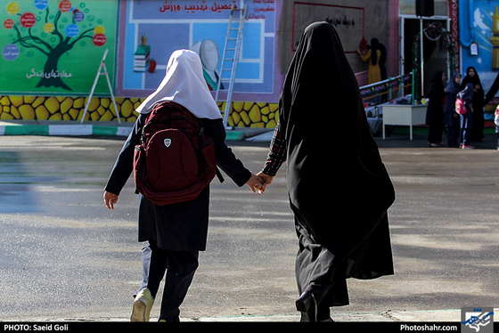 نواختن زنگ مهر در مدرسه استثنایی همیاران صالحه / عکس: محسن بخشنده / شهرآرا