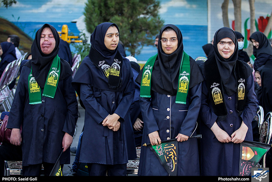 نواختن زنگ مهر در مدرسه استثنایی همیاران صالحه / عکس: محسن بخشنده / شهرآرا