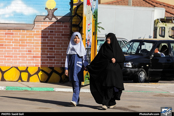 نواختن زنگ مهر در مدرسه استثنایی همیاران صالحه / عکس: محسن بخشنده / شهرآرا