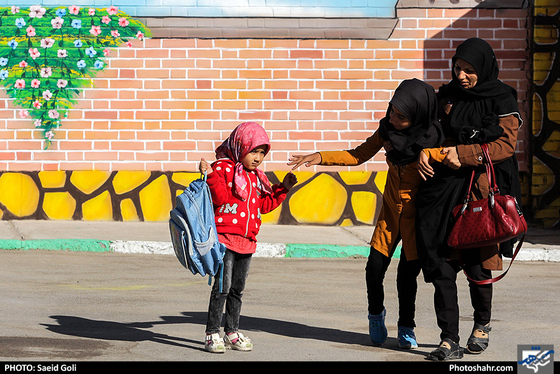 نواختن زنگ مهر در مدرسه استثنایی همیاران صالحه / عکس: محسن بخشنده / شهرآرا