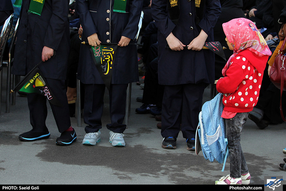 نواختن زنگ مهر در مدرسه استثنایی همیاران صالحه / عکس: محسن بخشنده / شهرآرا