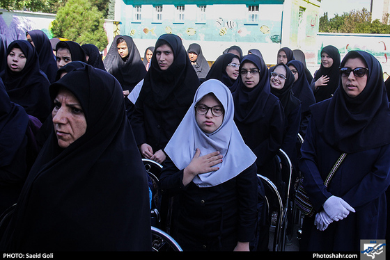 نواختن زنگ مهر در مدرسه استثنایی همیاران صالحه / عکس: محسن بخشنده / شهرآرا