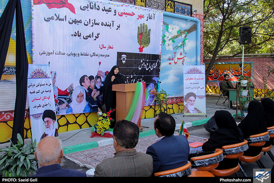 نواختن زنگ مهر در مدرسه استثنایی همیاران صالحه / عکس: محسن بخشنده / شهرآرا