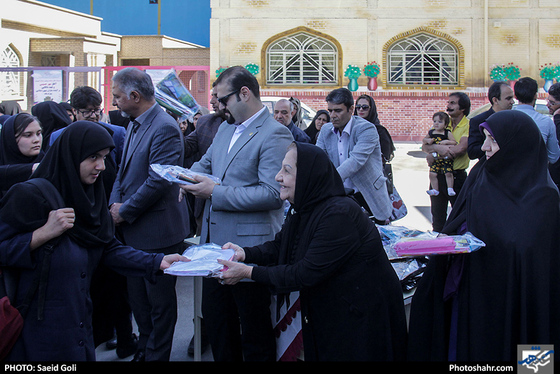 نواختن زنگ مهر در مدرسه استثنایی همیاران صالحه / عکس: محسن بخشنده / شهرآرا