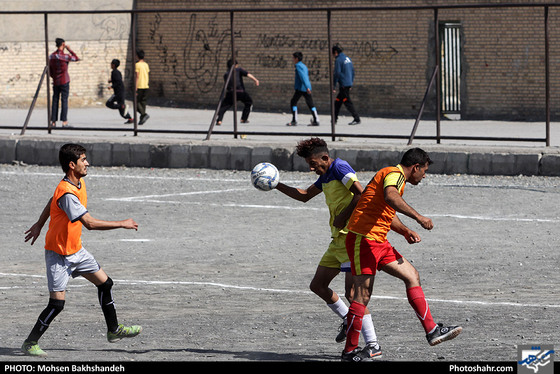 مسابقات فوتبال زمین های خاکی / عکس: محسن بخشنده / شهرآرا