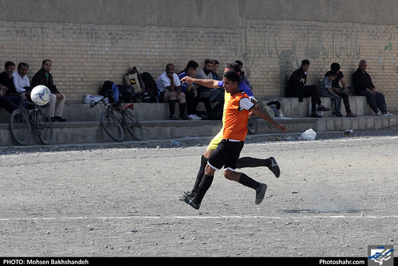 مسابقات فوتبال زمین های خاکی / عکس: محسن بخشنده / شهرآرا
