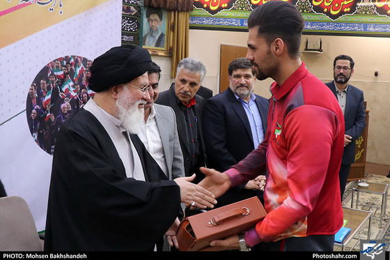 دیدار قهرمانان خراسانی مسابقات آسیایی و پارآسیایی جاکارتا با امام جمعه مشهد / عکس: محسن بخشنده / شهرآرا