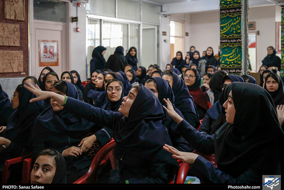 تماشای بازی پرسپولیس و کاشیما در دبیرستان شاهد / عکس: ساناز صفائی /شهرآرا
