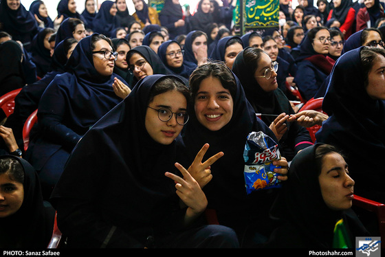 تماشای بازی پرسپولیس و کاشیما در دبیرستان شاهد / عکس: ساناز صفائی /شهرآرا