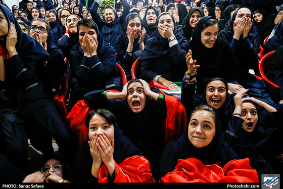 تماشای بازی پرسپولیس و کاشیما در دبیرستان شاهد / عکس: ساناز صفائی /شهرآرا