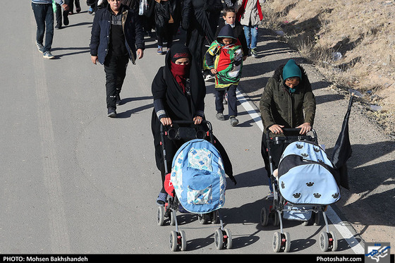 زائران پیاده / عکس: محسن بخشنده / شهرآرا