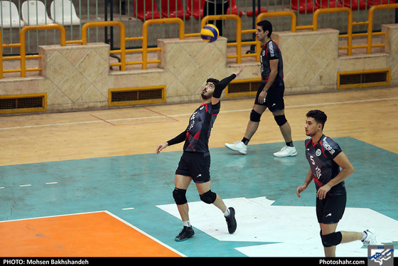 تمرین تیم والیبال پیام خراسان پیش از بازی با شهرداری گنبد / عکس: محسن بخشنده / شهرآرا