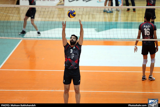 تمرین تیم والیبال پیام خراسان پیش از بازی با شهرداری گنبد / عکس: محسن بخشنده / شهرآرا