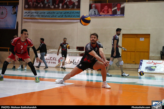 تمرین تیم والیبال پیام خراسان پیش از بازی با شهرداری گنبد / عکس: محسن بخشنده / شهرآرا