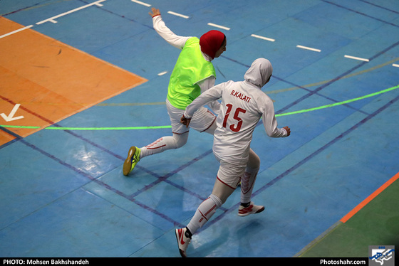 تمرین تیم فوتسال بانوان هیات فوتبال خراسان رضوی - عکس : محسن بخشنده /شهرآرا